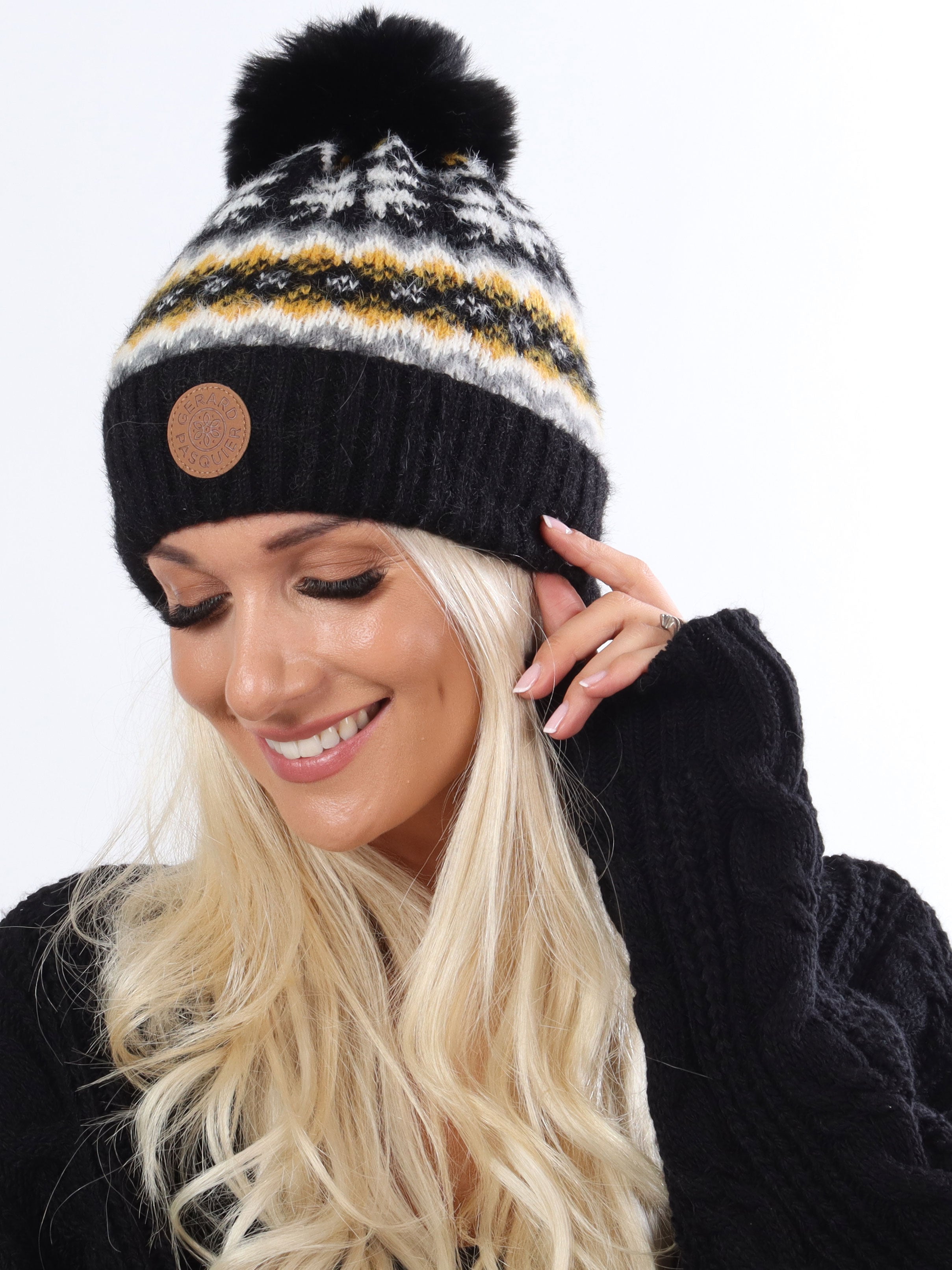 Lina - Mjuk mössa med mönster och pompom